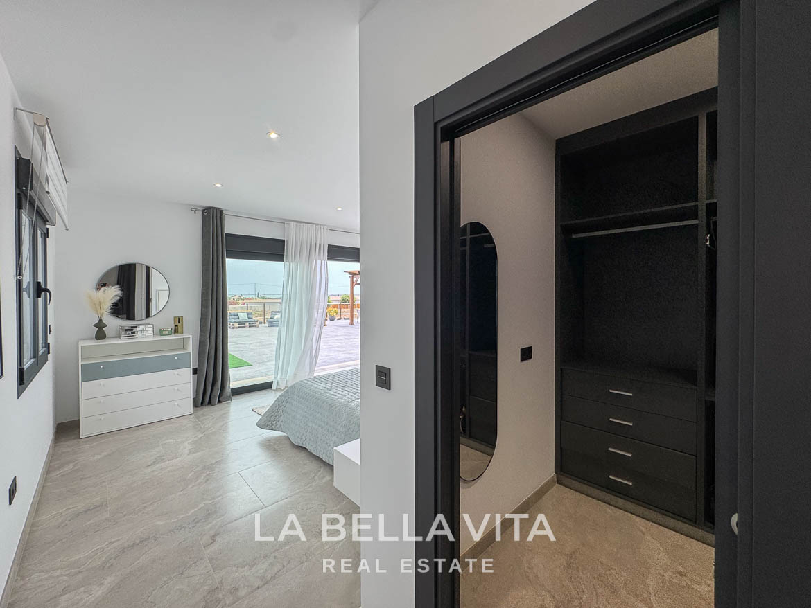 New Luxury House with private pool, solarium, garage and a 11,436 m2 of land for sale in Ciudad Quesada, Spain