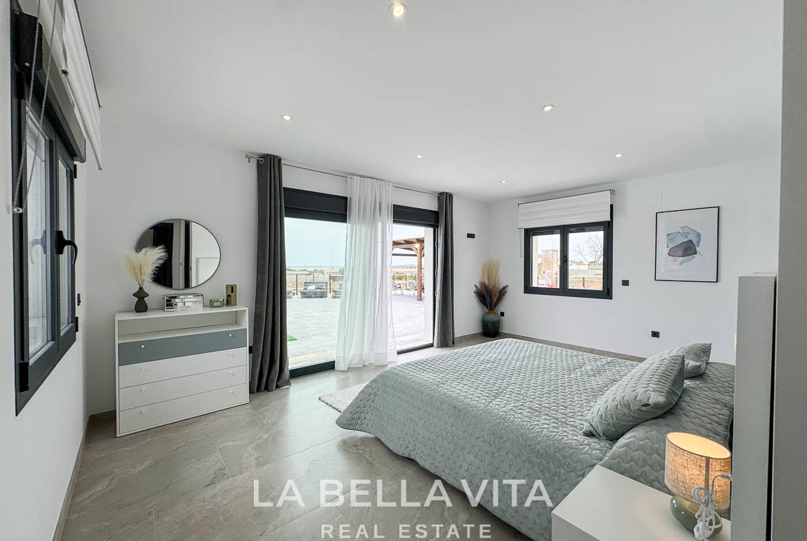 New Luxury House with private pool, solarium, garage and a 11,436 m2 of land for sale in Ciudad Quesada, Spain