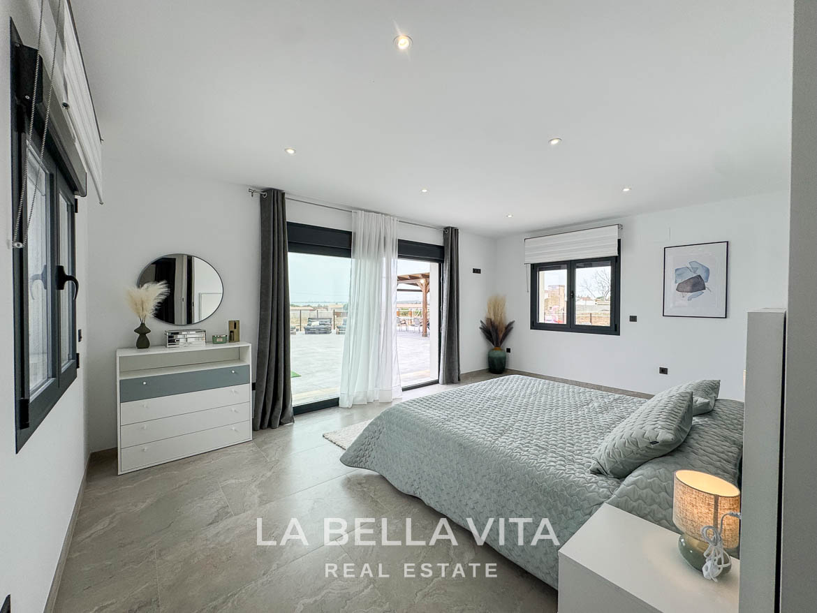 New Luxury House with private pool, solarium, garage and a 11,436 m2 of land for sale in Ciudad Quesada, Spain