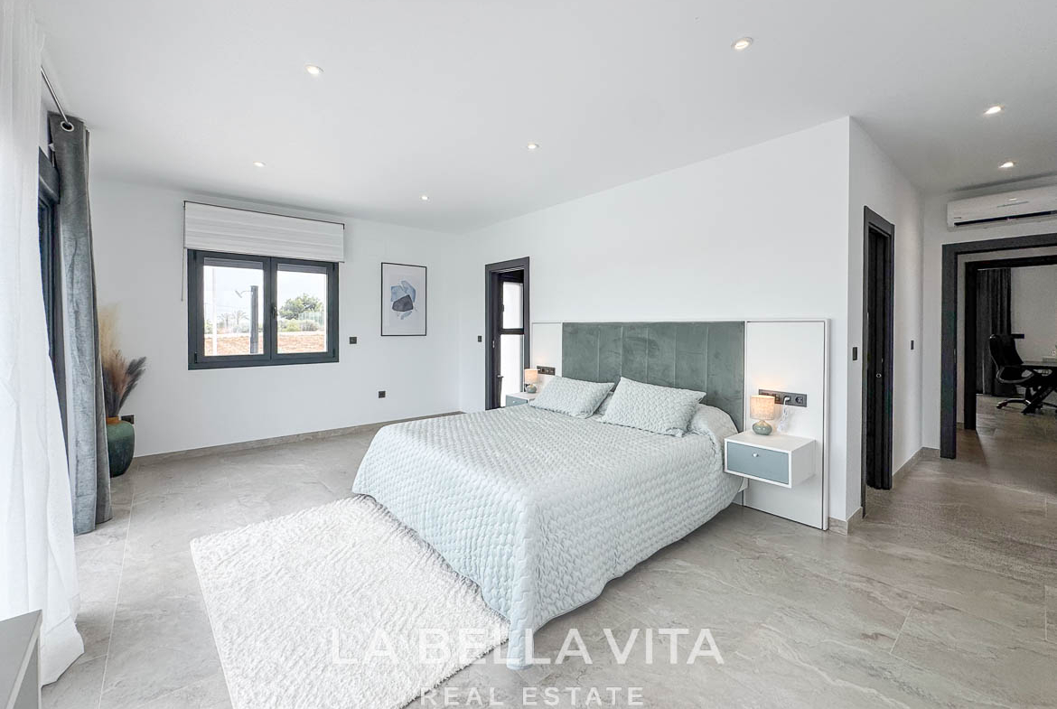New Luxury House with private pool, solarium, garage and a 11,436 m2 of land for sale in Ciudad Quesada, Spain