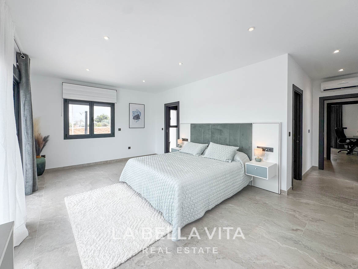 New Luxury House with private pool, solarium, garage and a 11,436 m2 of land for sale in Ciudad Quesada, Spain