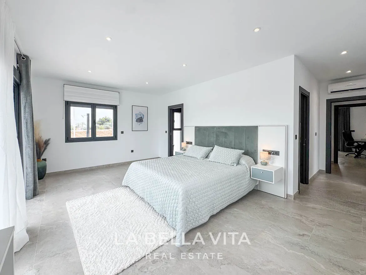 New Luxury House with private pool, solarium, garage and a 11,436 m2 of land for sale in Ciudad Quesada, Spain