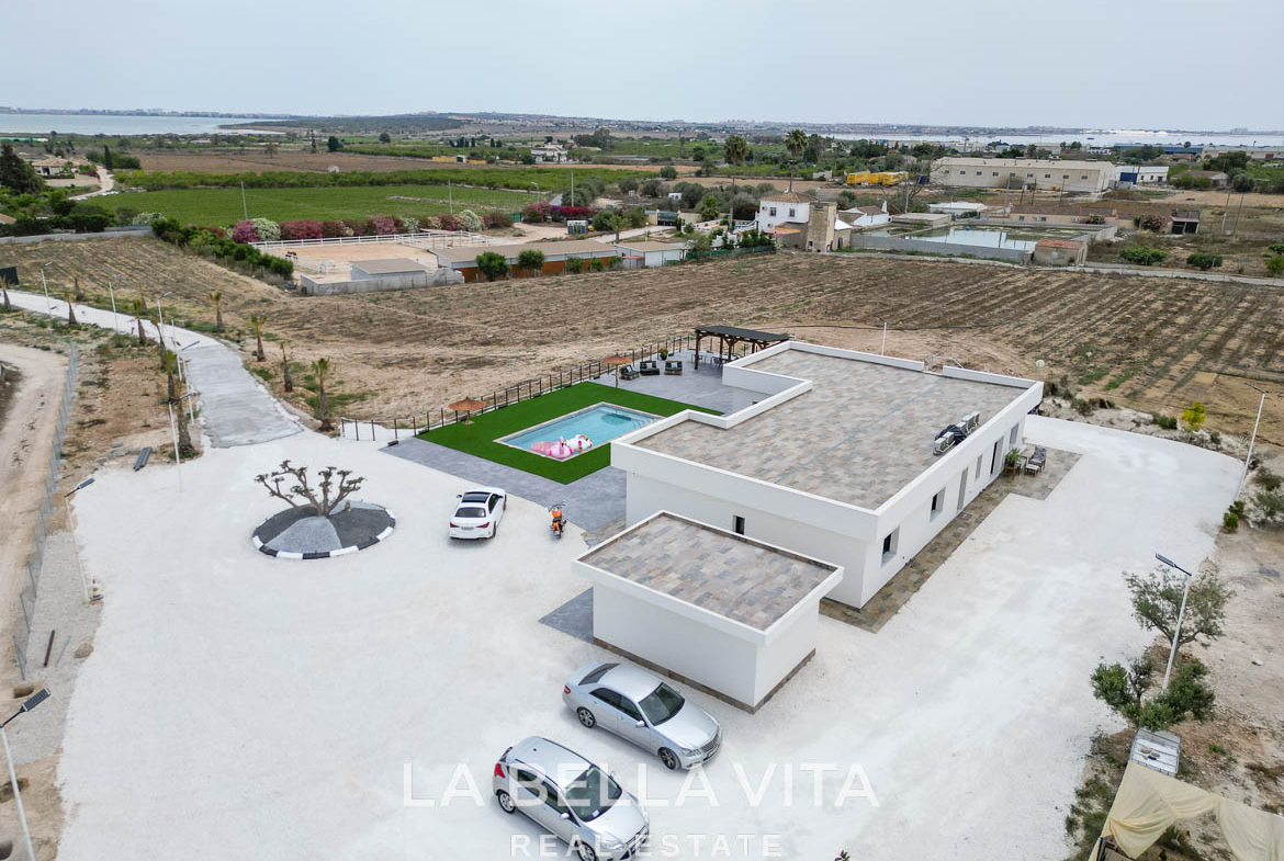 New Luxury House with private pool, solarium, garage and a 11,436 m2 of land for sale in Ciudad Quesada, Spain