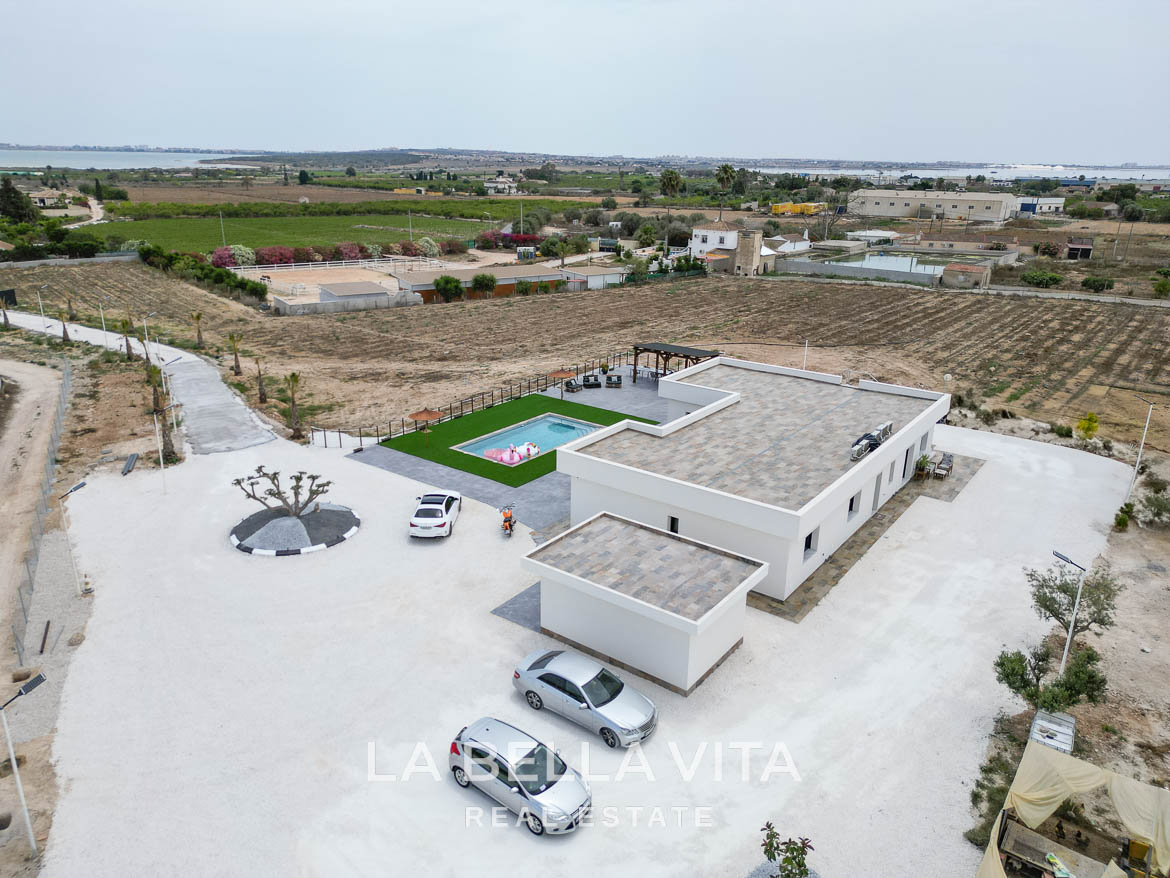 New Luxury House with private pool, solarium, garage and a 11,436 m2 of land for sale in Ciudad Quesada, Spain
