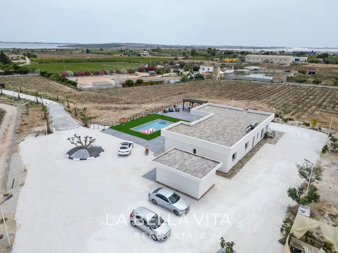 New Luxury House with private pool, solarium, garage and a 11,436 m2 of land for sale in Ciudad Quesada, Spain