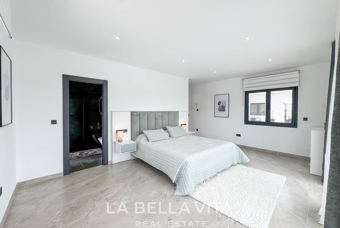 New Luxury House with private pool, solarium, garage and a 11,436 m2 of land for sale in Ciudad Quesada, Spain