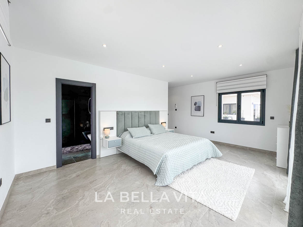 New Luxury House with private pool, solarium, garage and a 11,436 m2 of land for sale in Ciudad Quesada, Spain