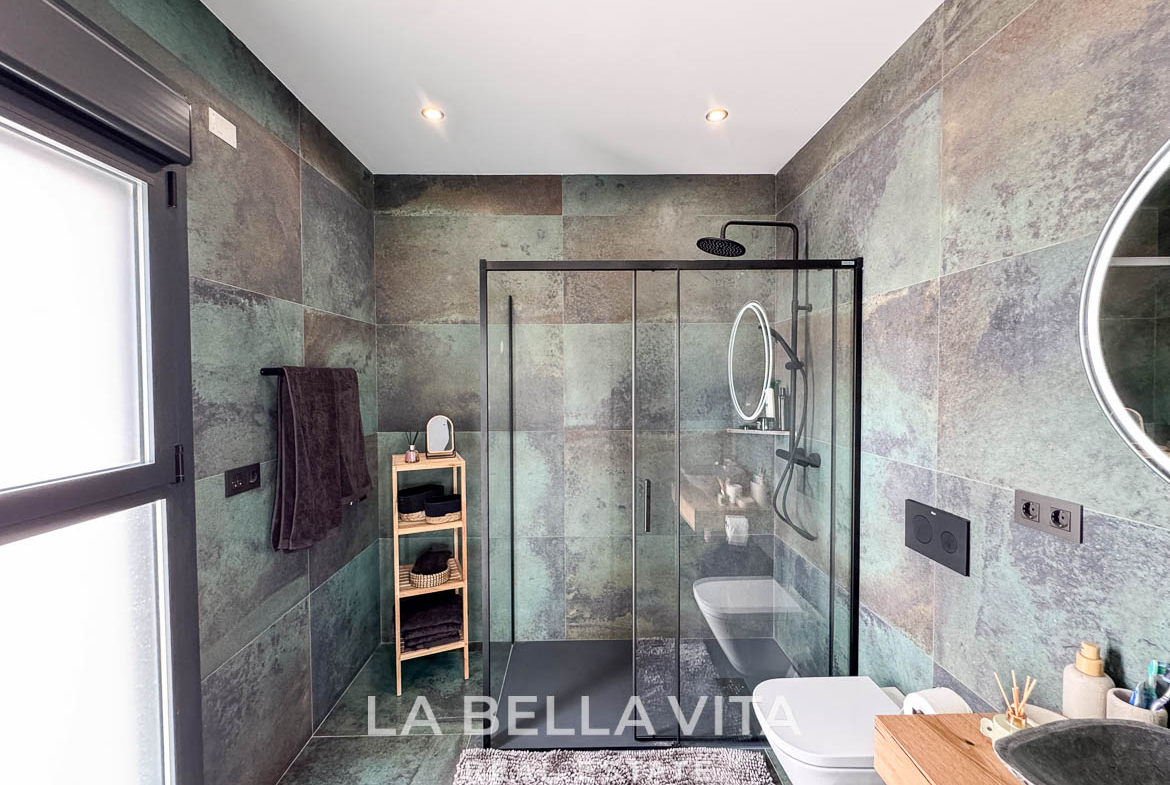 New Luxury House with private pool, solarium, garage and a 11,436 m2 of land for sale in Ciudad Quesada, Spain