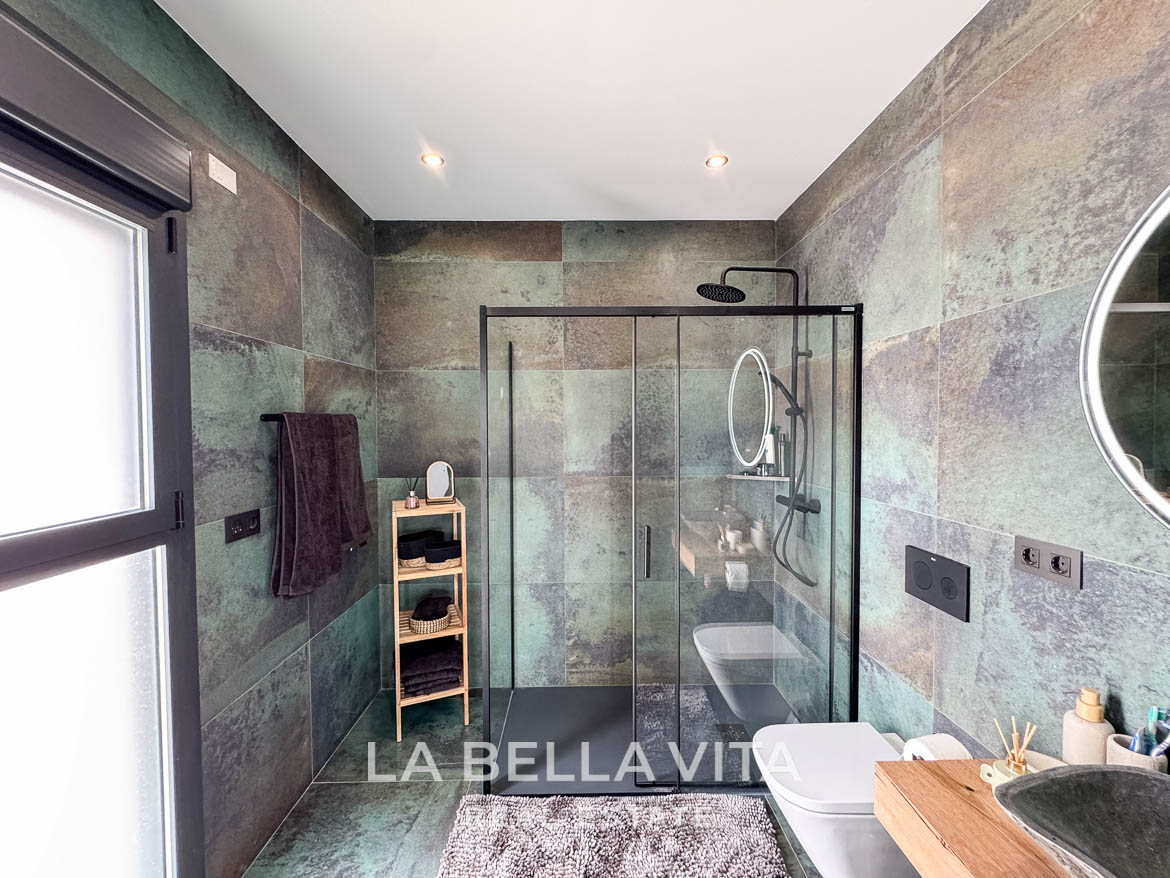 New Luxury House with private pool, solarium, garage and a 11,436 m2 of land for sale in Ciudad Quesada, Spain