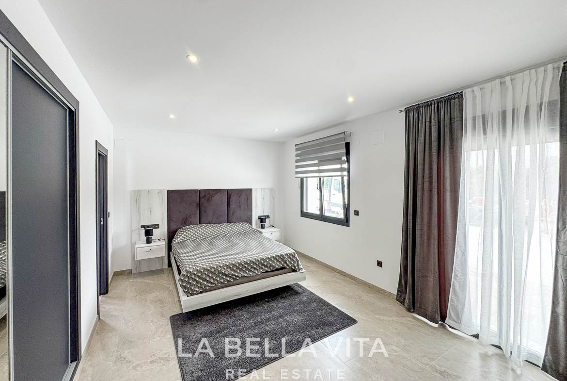 New Luxury House with private pool, solarium, garage and a 11,436 m2 of land for sale in Ciudad Quesada, Spain