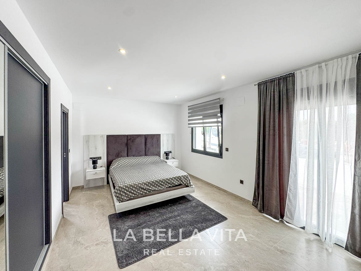 New Luxury House with private pool, solarium, garage and a 11,436 m2 of land for sale in Ciudad Quesada, Spain