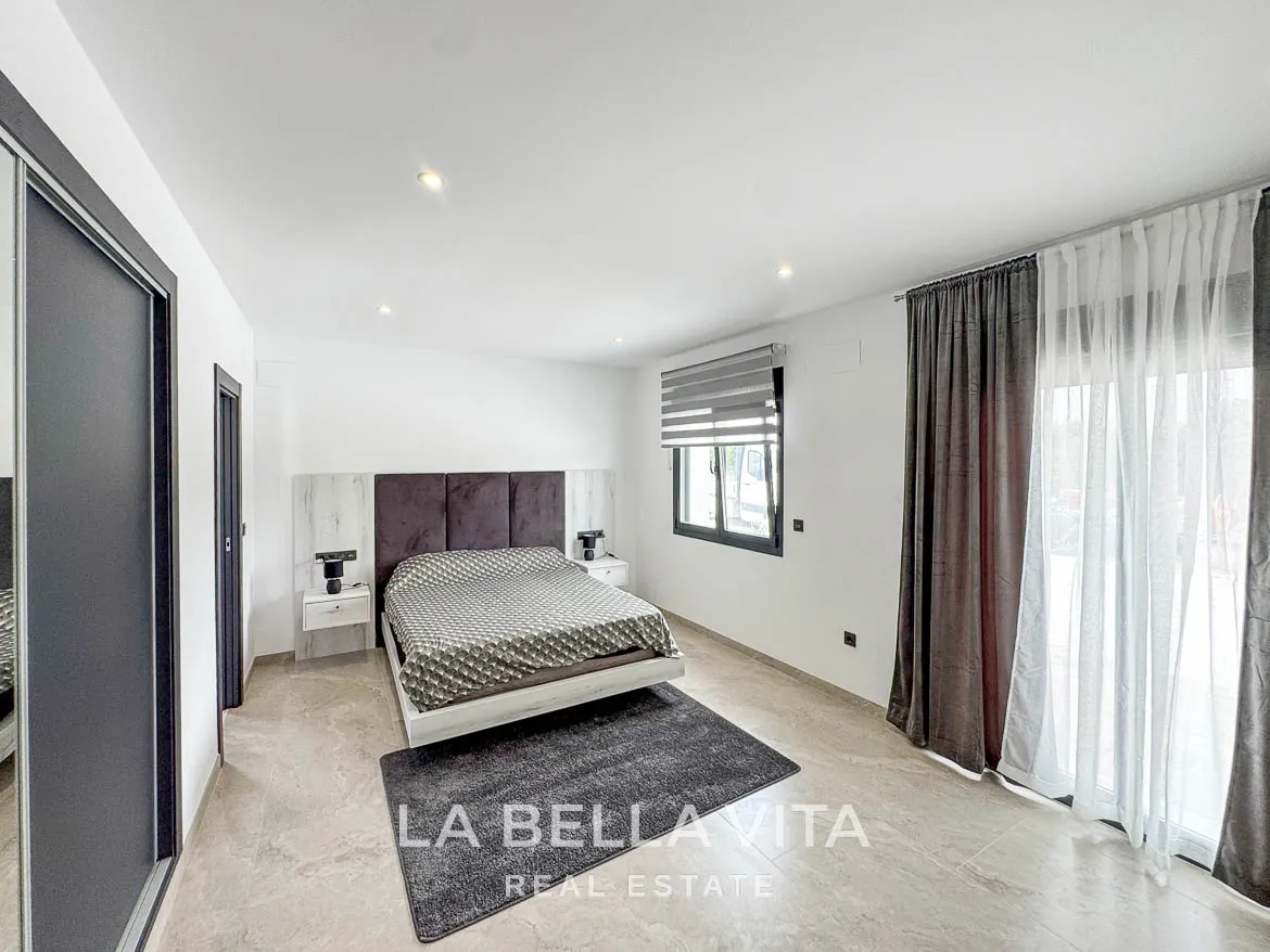 New Luxury House with private pool, solarium, garage and a 11,436 m2 of land for sale in Ciudad Quesada, Spain