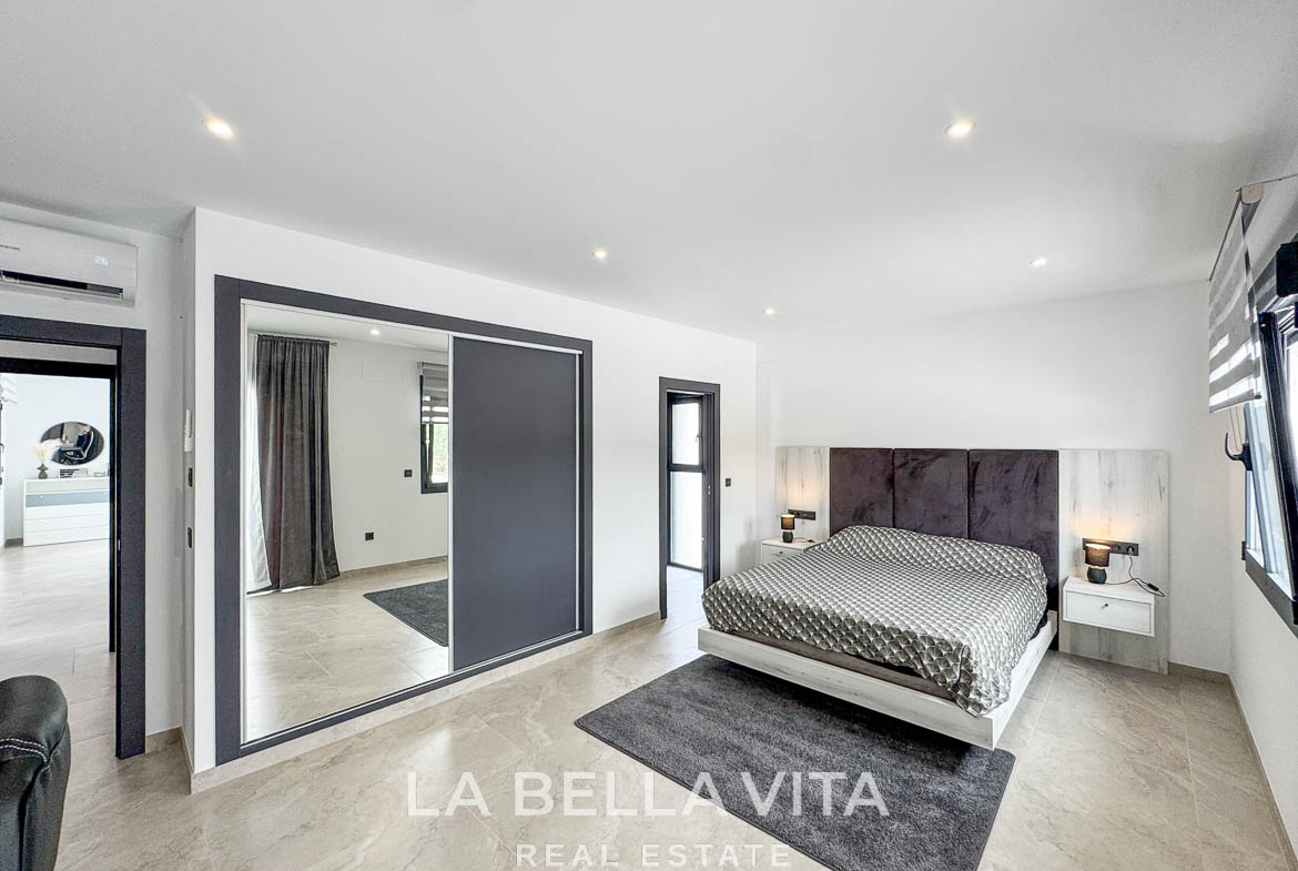 New Luxury House with private pool, solarium, garage and a 11,436 m2 of land for sale in Ciudad Quesada, Spain