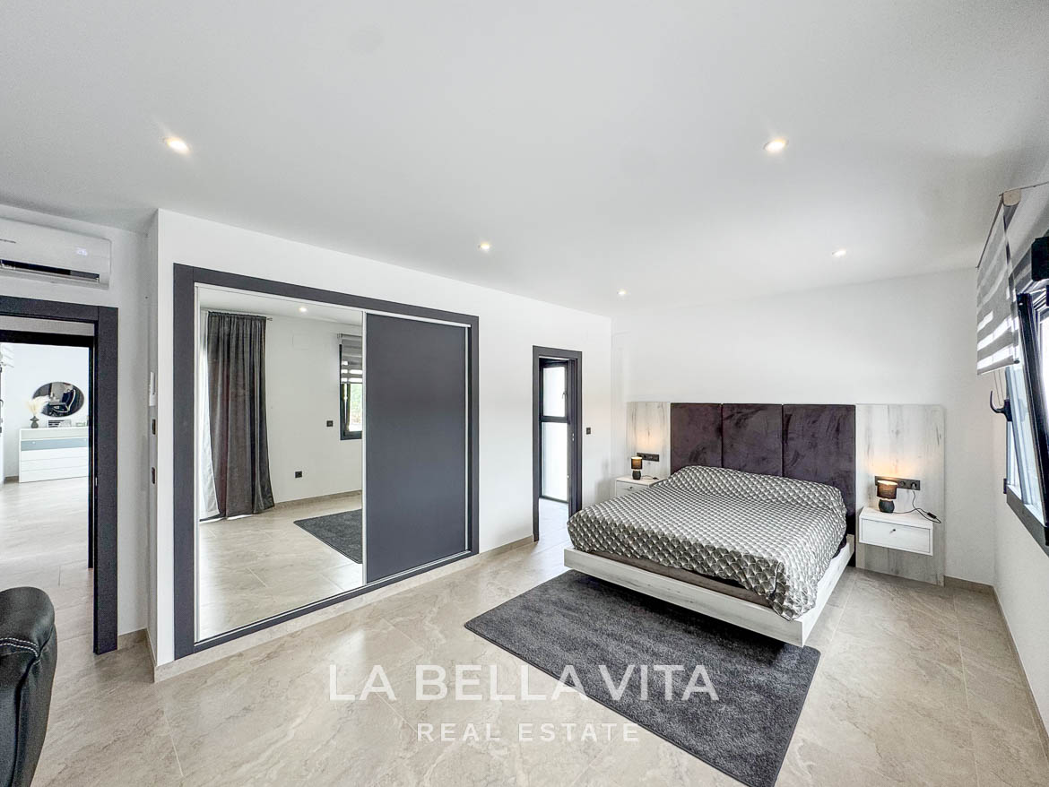 New Luxury House with private pool, solarium, garage and a 11,436 m2 of land for sale in Ciudad Quesada, Spain