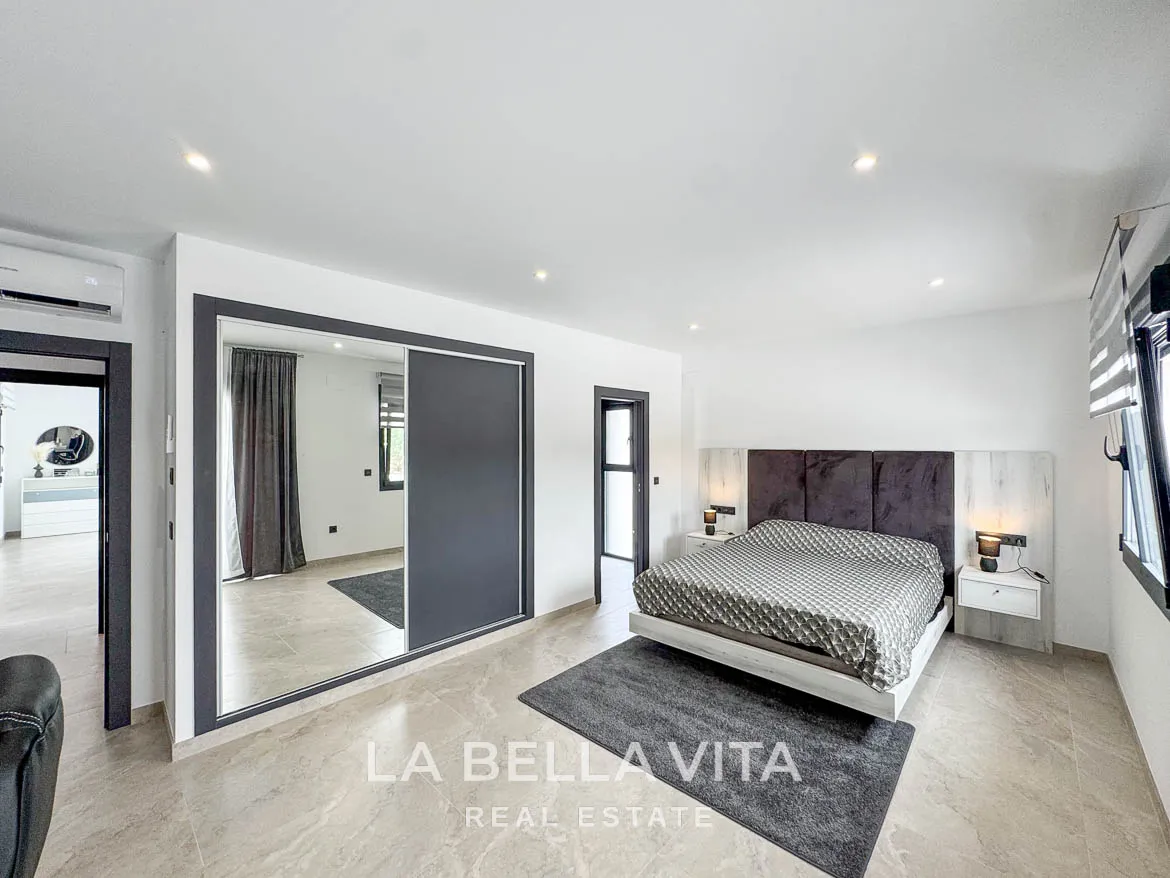 New Luxury House with private pool, solarium, garage and a 11,436 m2 of land for sale in Ciudad Quesada, Spain