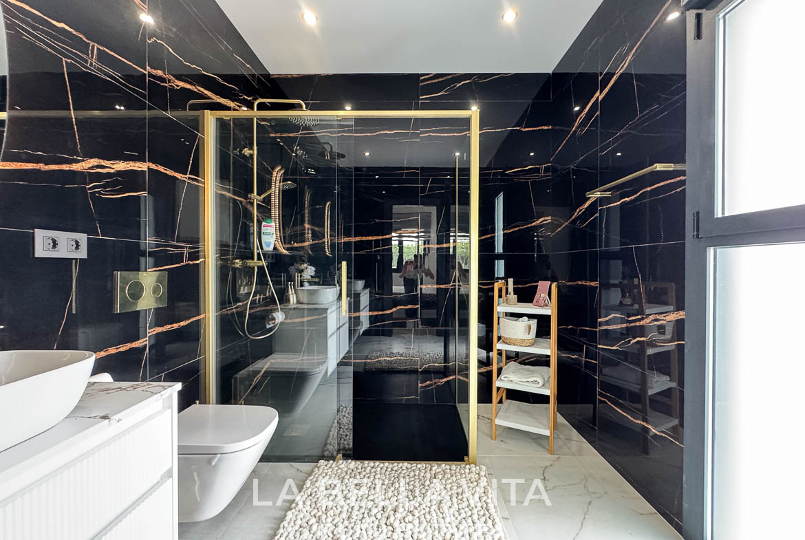 New Luxury House with private pool, solarium, garage and a 11,436 m2 of land for sale in Ciudad Quesada, Spain