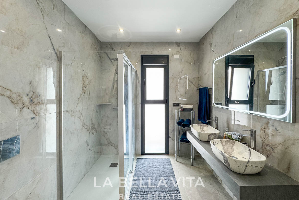 New Luxury House with private pool, solarium, garage and a 11,436 m2 of land for sale in Ciudad Quesada, Spain
