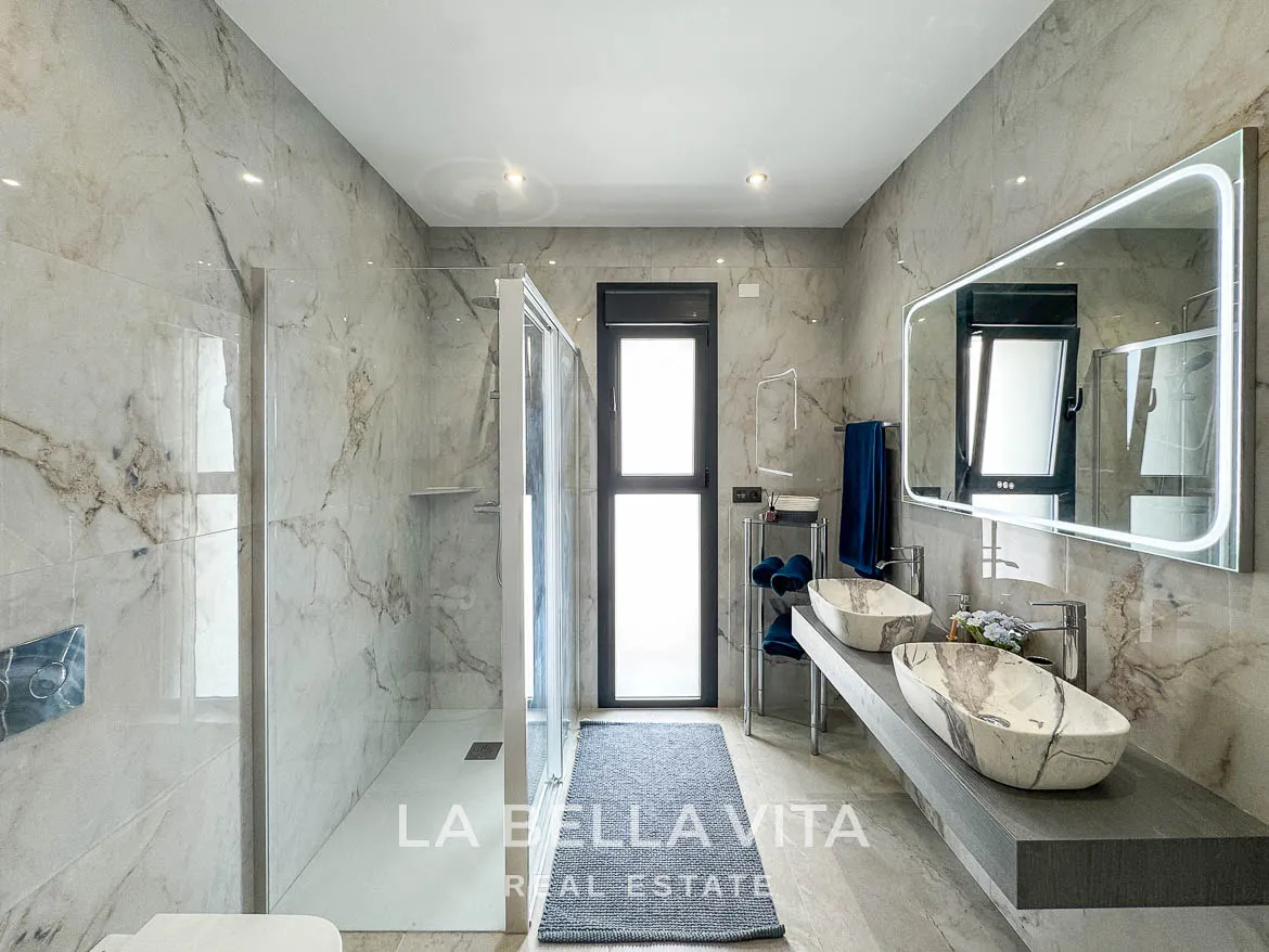 New Luxury House with private pool, solarium, garage and a 11,436 m2 of land for sale in Ciudad Quesada, Spain