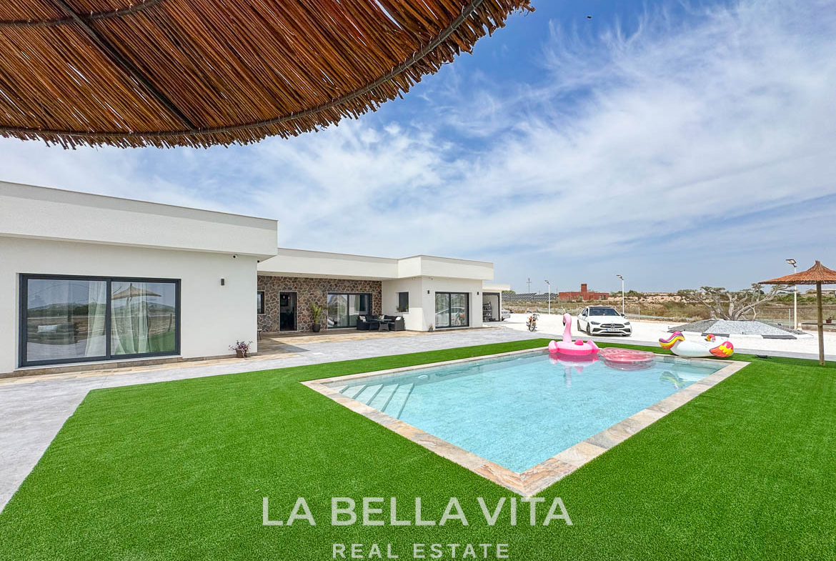 New Luxury House with private pool, solarium, garage and a 11,436 m2 of land for sale in Ciudad Quesada, Spain