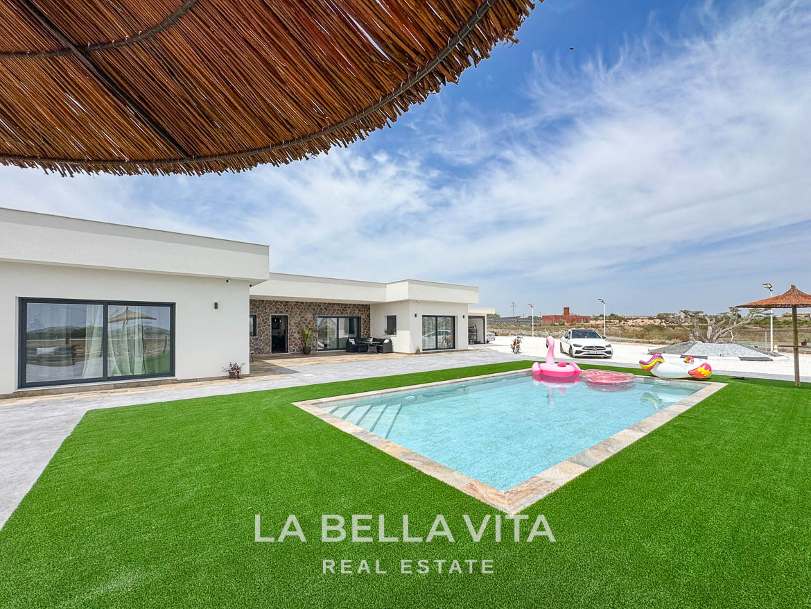 New Luxury House with private pool, solarium, garage and a 11,436 m2 of land for sale in Ciudad Quesada, Spain