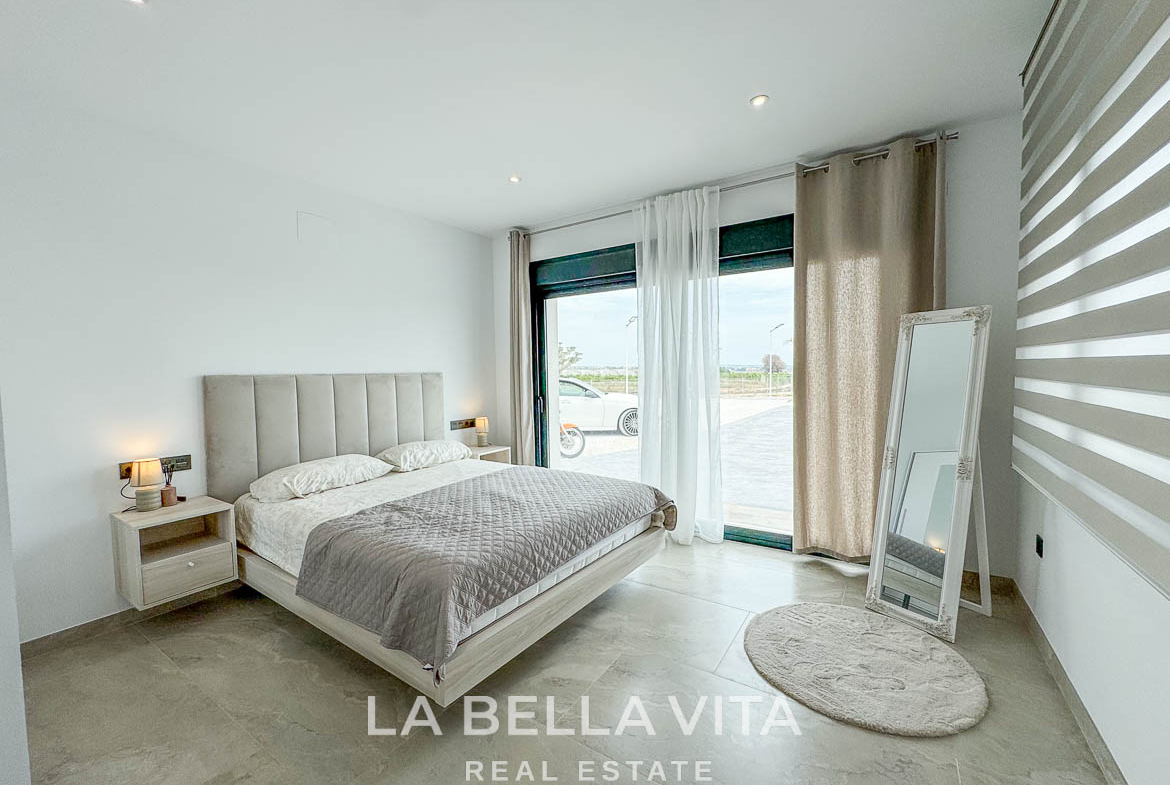 New Luxury House with private pool, solarium, garage and a 11,436 m2 of land for sale in Ciudad Quesada, Spain