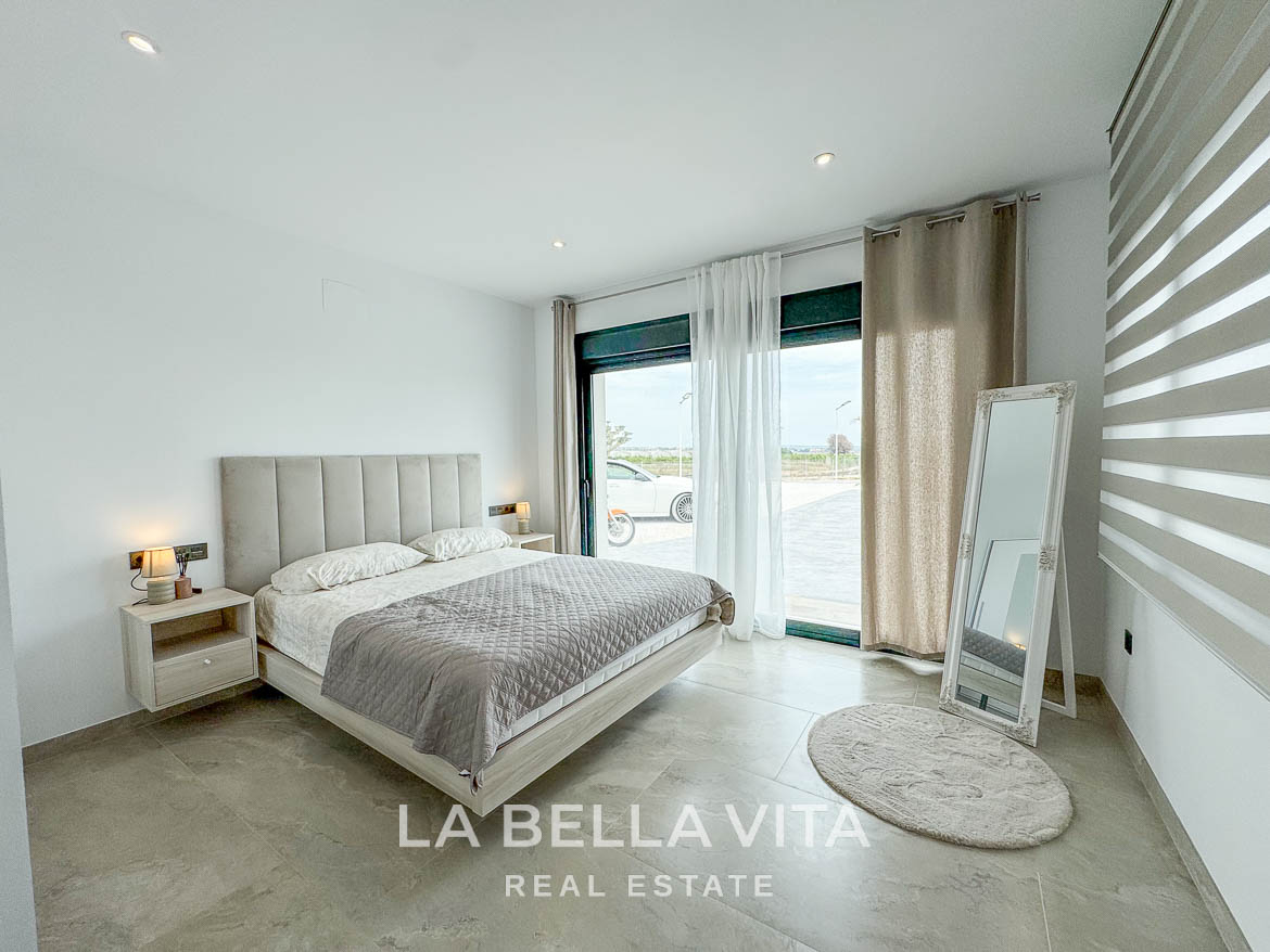 New Luxury House with private pool, solarium, garage and a 11,436 m2 of land for sale in Ciudad Quesada, Spain