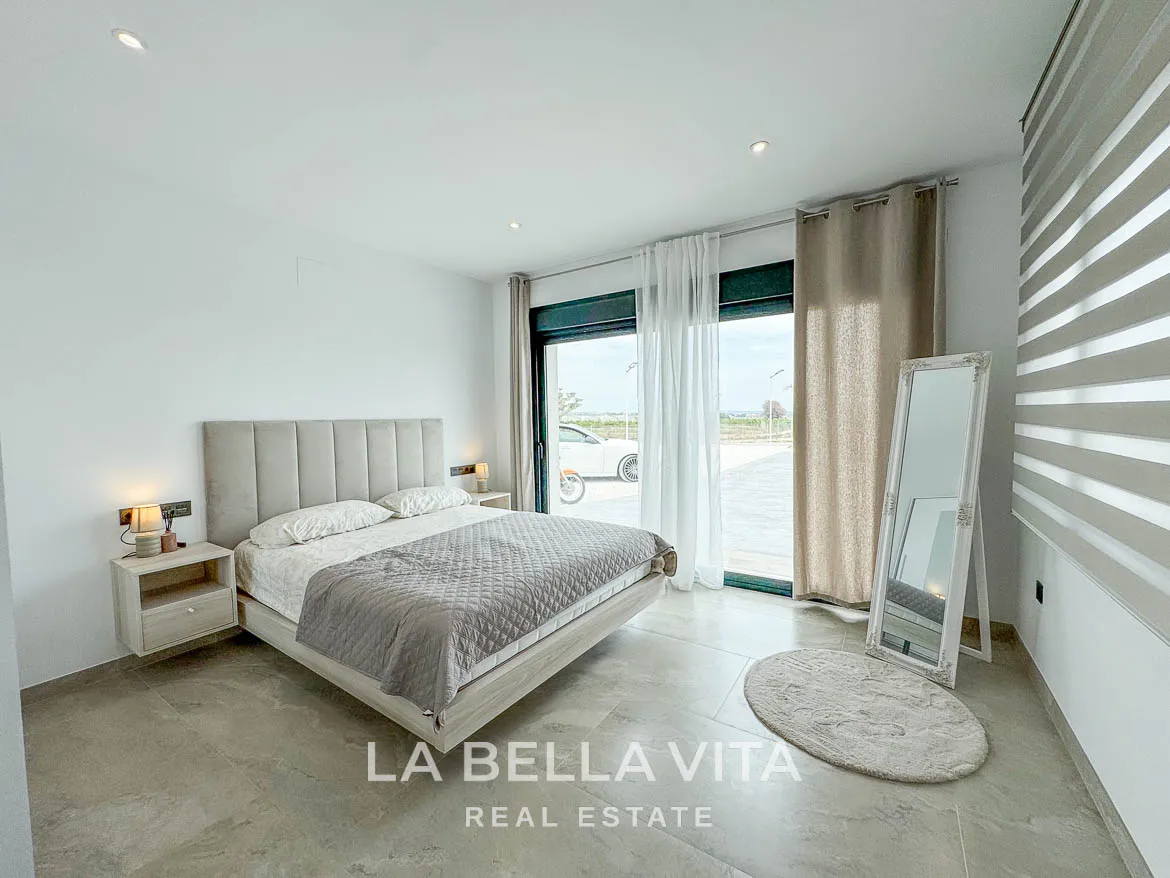 New Luxury House with private pool, solarium, garage and a 11,436 m2 of land for sale in Ciudad Quesada, Spain