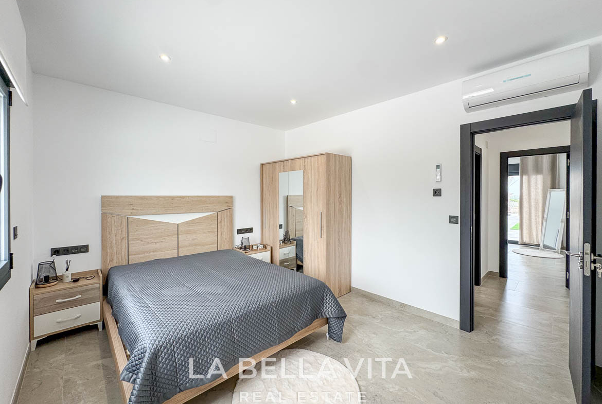 New Luxury House with private pool, solarium, garage and a 11,436 m2 of land for sale in Ciudad Quesada, Spain