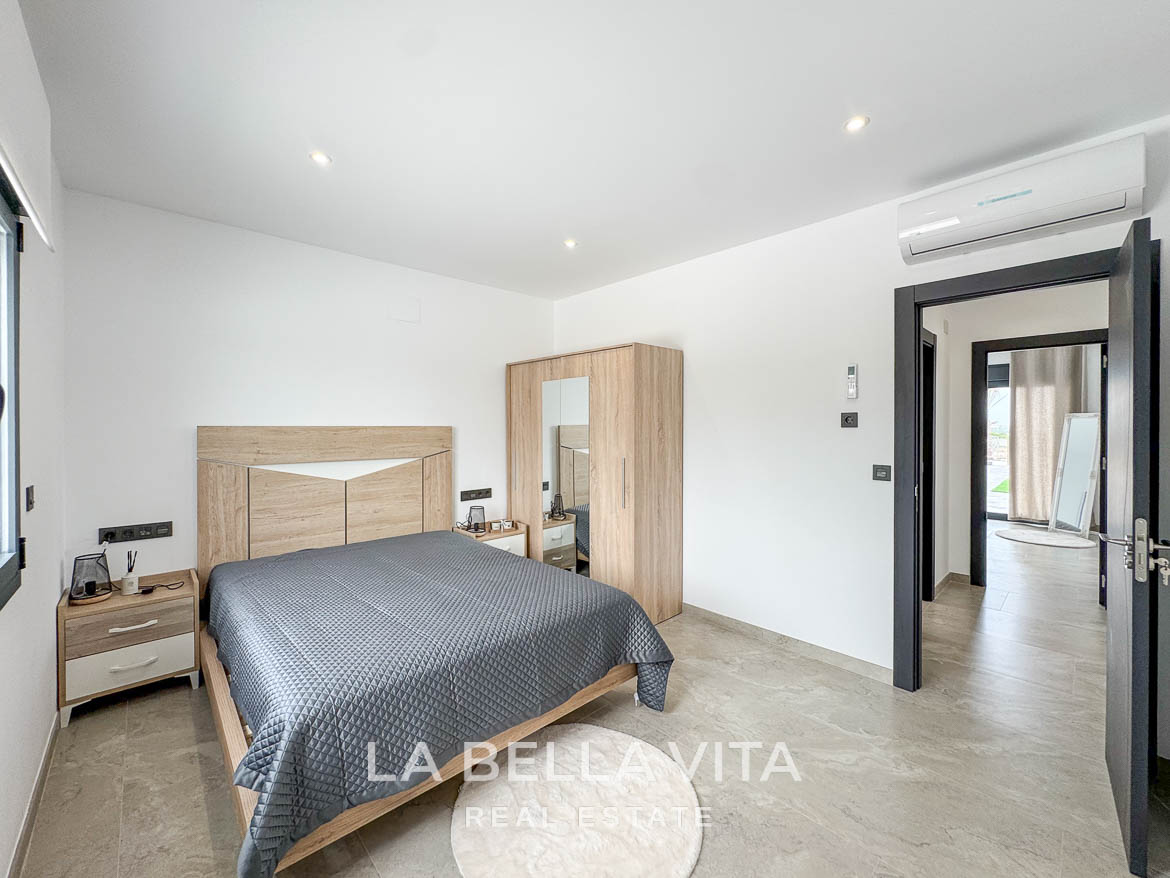 New Luxury House with private pool, solarium, garage and a 11,436 m2 of land for sale in Ciudad Quesada, Spain