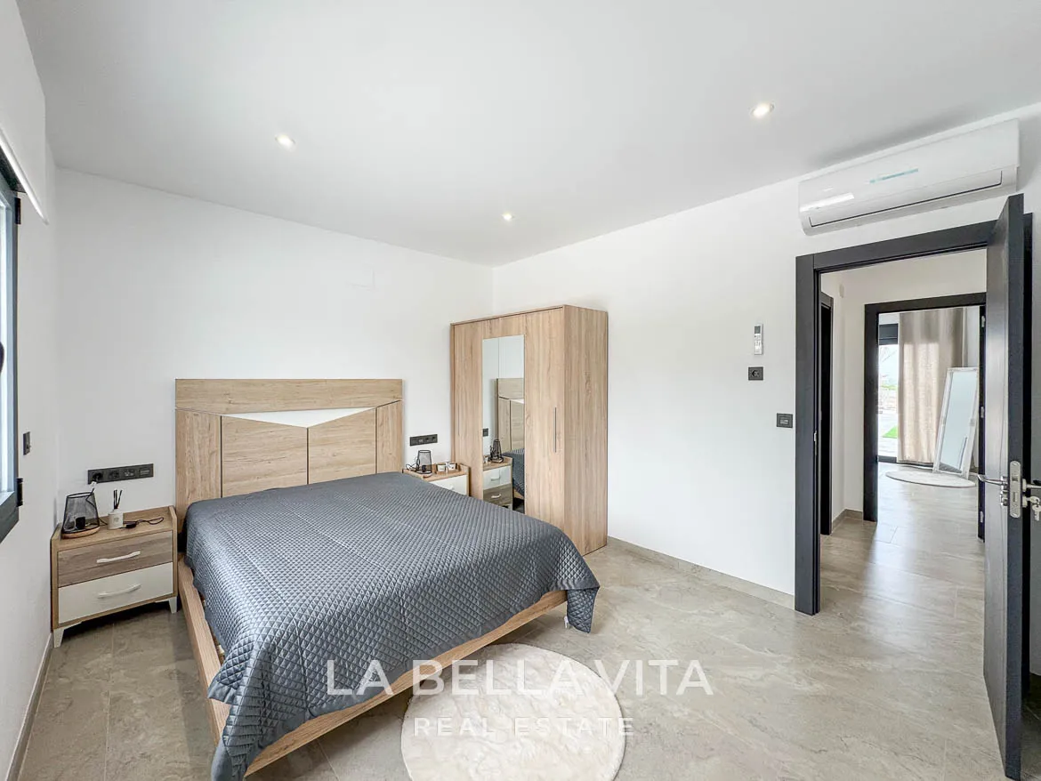 New Luxury House with private pool, solarium, garage and a 11,436 m2 of land for sale in Ciudad Quesada, Spain