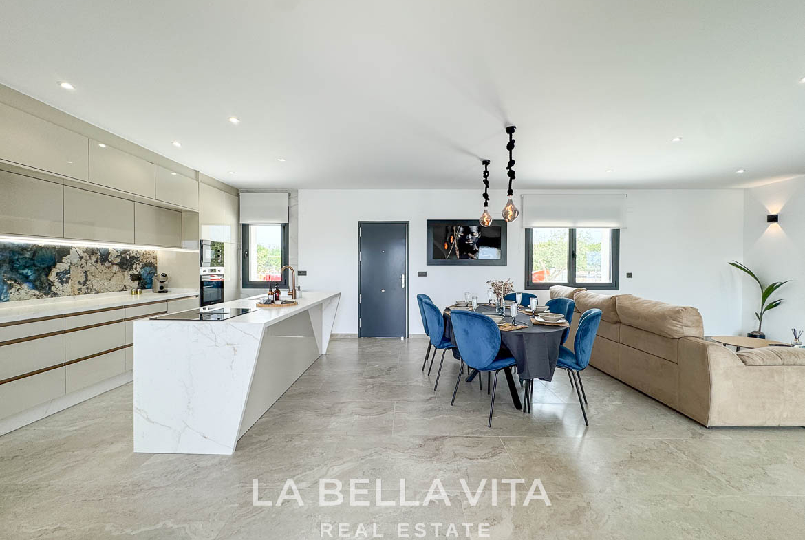 New Luxury House with private pool, solarium, garage and a 11,436 m2 of land for sale in Ciudad Quesada, Spain