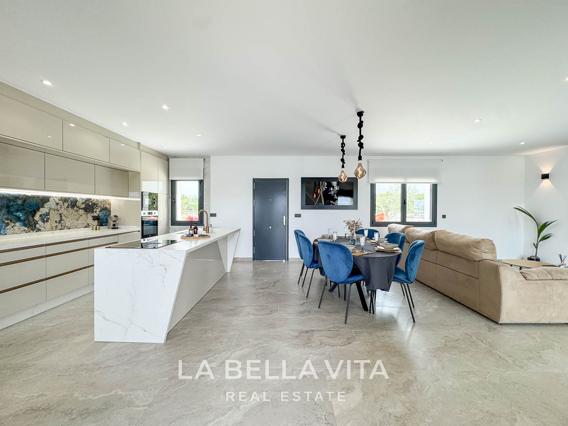 New Luxury House with private pool, solarium, garage and a 11,436 m2 of land for sale in Ciudad Quesada, Spain
