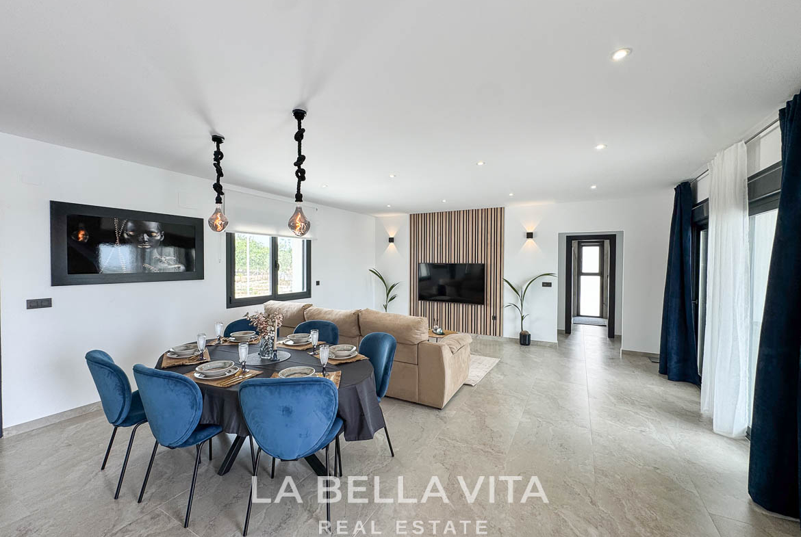 New Luxury House with private pool, solarium, garage and a 11,436 m2 of land for sale in Ciudad Quesada, Spain