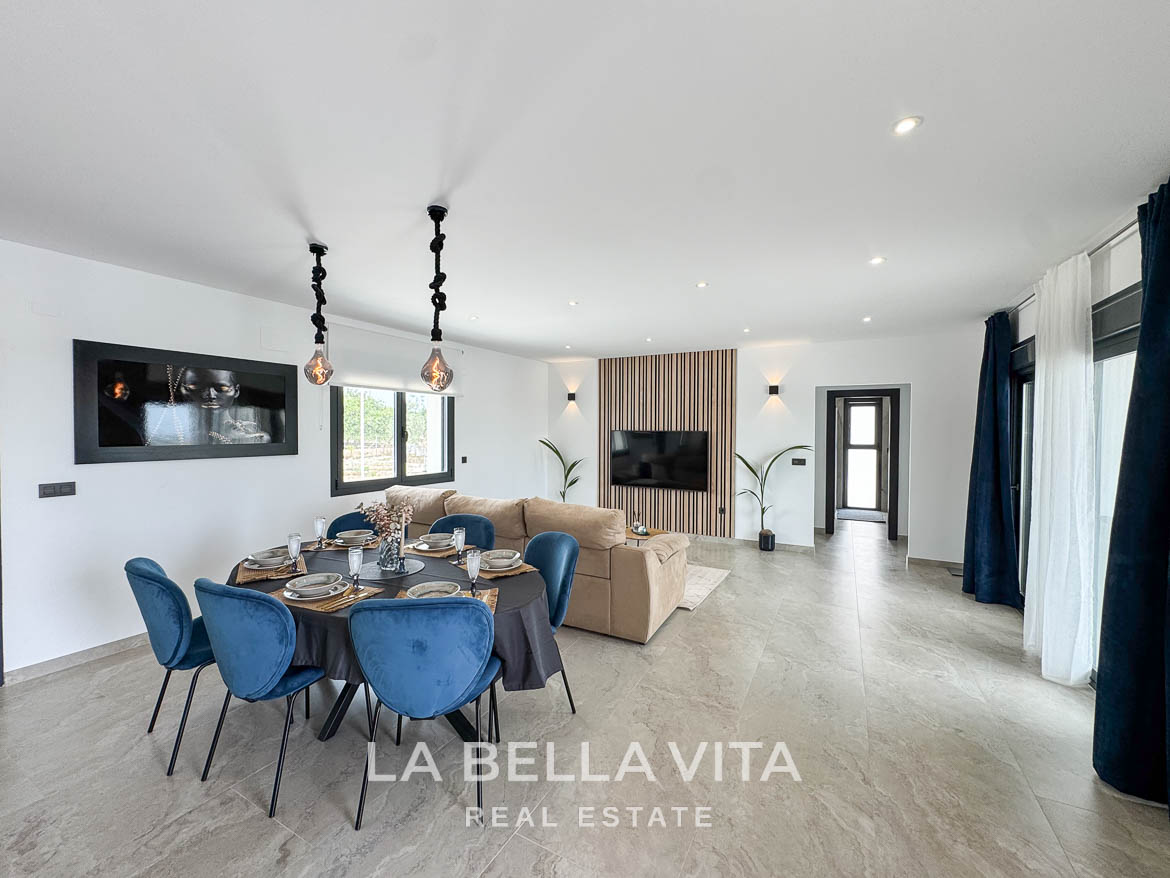New Luxury House with private pool, solarium, garage and a 11,436 m2 of land for sale in Ciudad Quesada, Spain