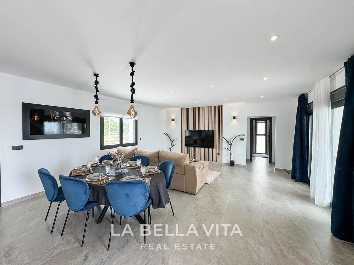 New Luxury House with private pool, solarium, garage and a 11,436 m2 of land for sale in Ciudad Quesada, Spain