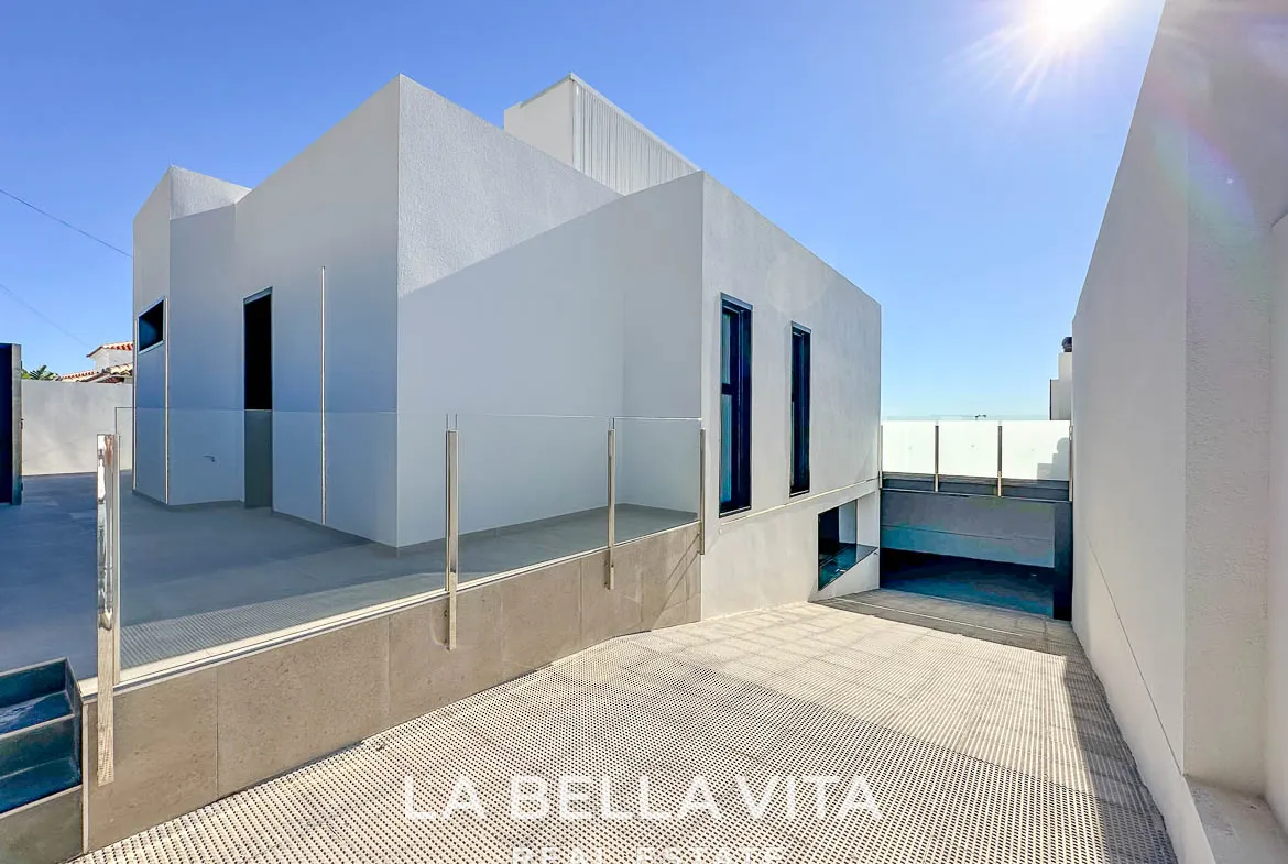 Modern Key Ready Property with Sea Views, private pool, solarium and closed garage for sale in Blue Lagoon, Villamartin, Orihuela Costa, Alicante, Spain