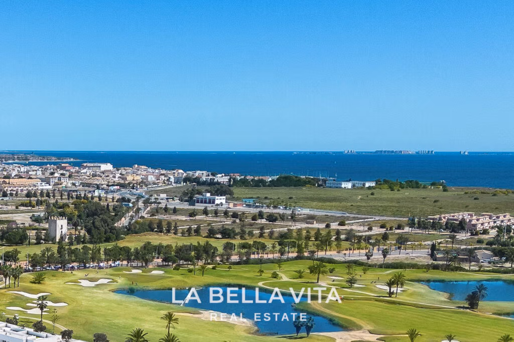 Propriétés neuves avec piscine à vendre à Los Alcazares près du parcours de golf Serena