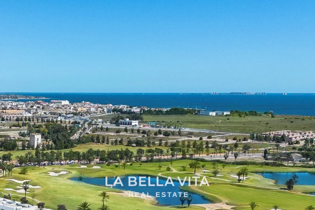 Neubauimmobilien mit Pool zum Verkauf in Los Alcazares in der Nähe des Golfplatzes Serena