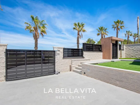 New Build Villas with private pool and solarium for sale in Algorfa La Finca Golf, Alicante