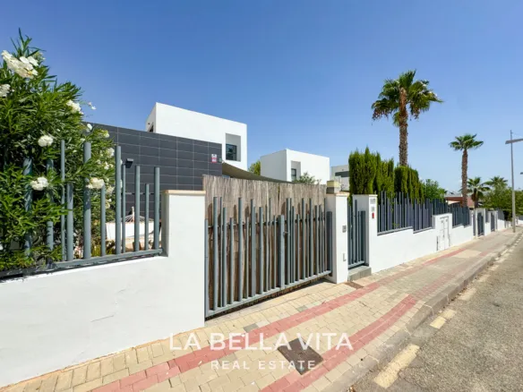 Modern House with private pool for sale in la Finca Golf, Algorfa, Alicante