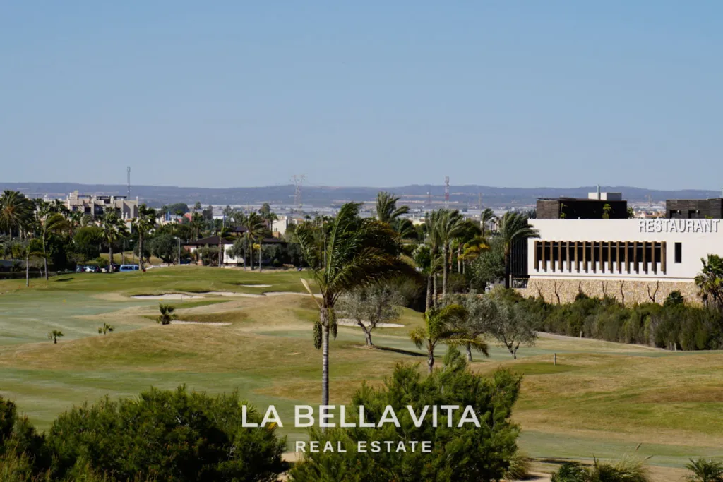 Имоти ново строителство със собствени басейни за продажба в Roda Golf, Мурсия, Испания
