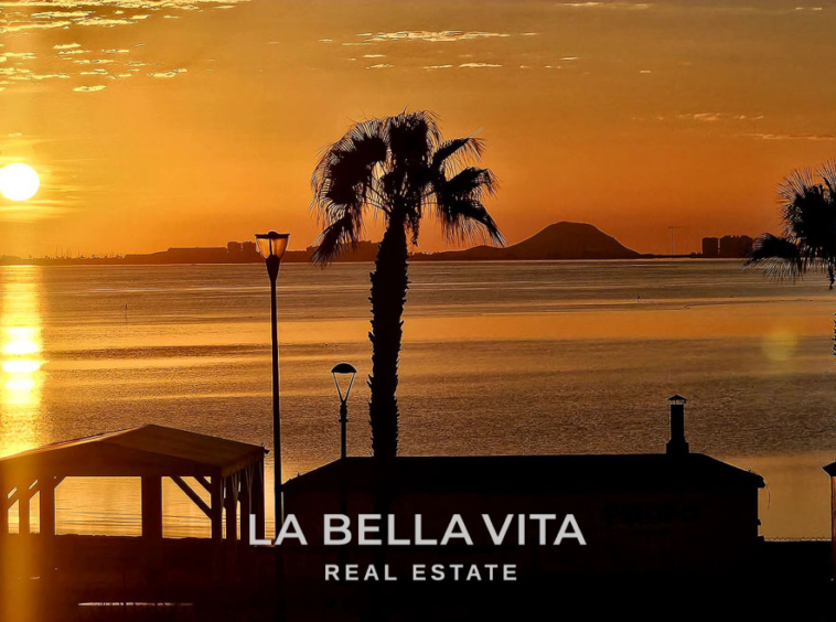 Independent Beachfront Villa for sale in Los Alcazares – Prime Location on the Mar Menor