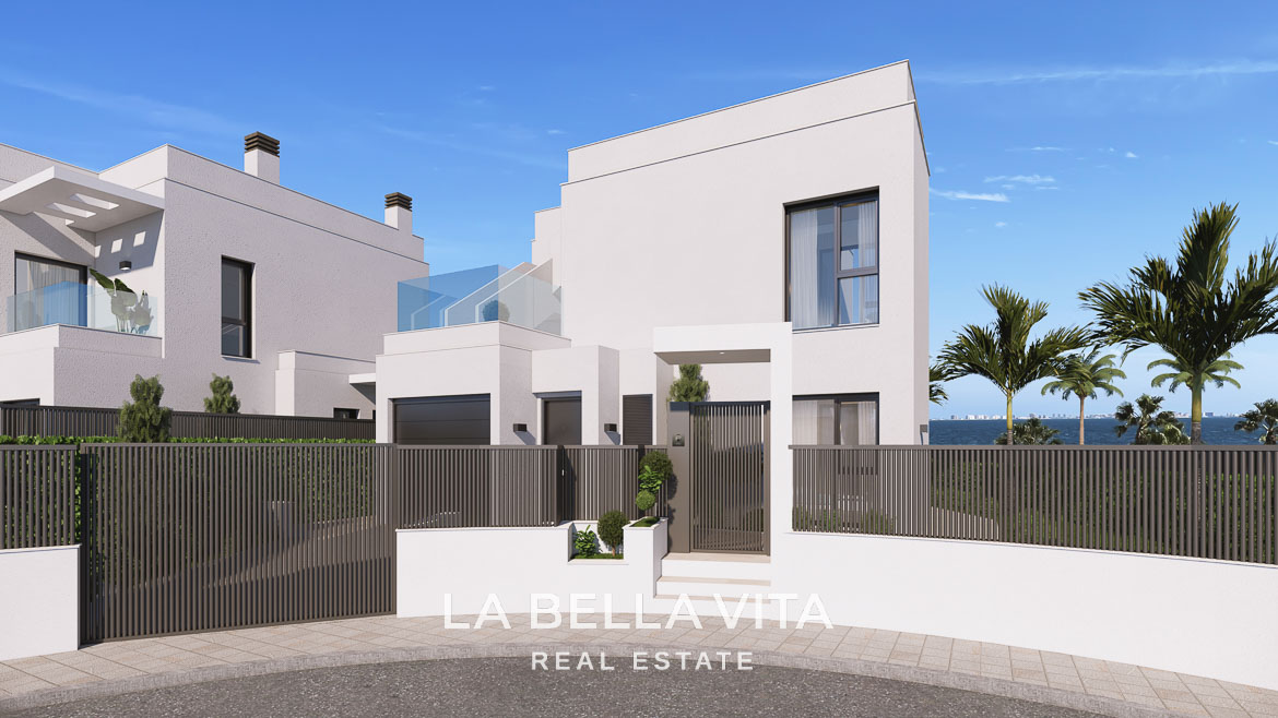 Independent Beachfront Villa for sale in Los Alcazares – Prime Location on the Mar Menor