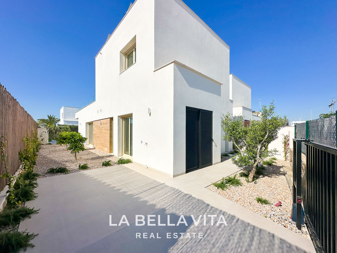 Modern New Build Independent Villas with Pools for sale in La Herrada, Los Montesinos
