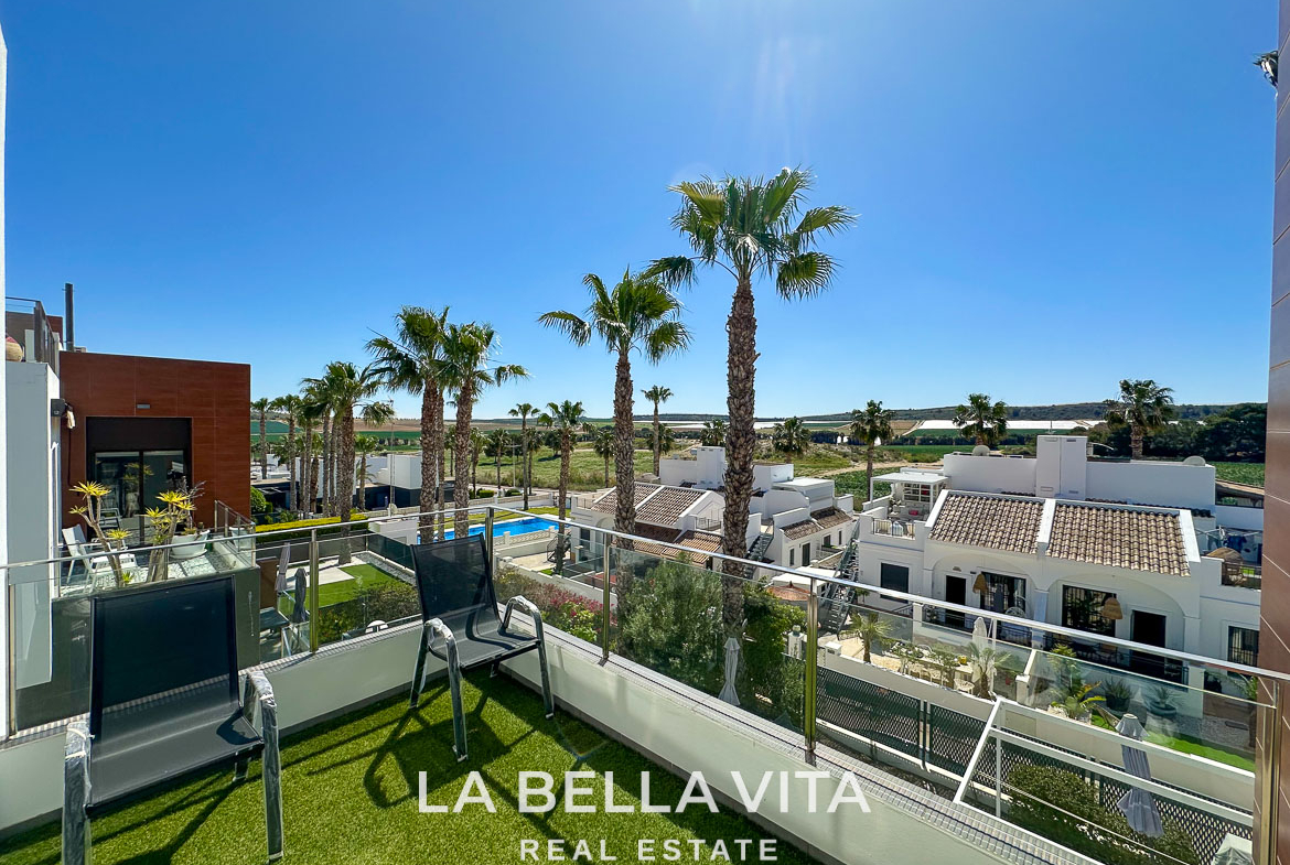 Modern Resale Penthouse Apartment with views for sale in Algorfa, La Finca Golf