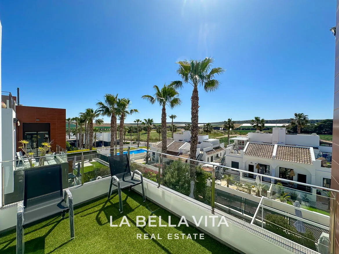 Modern Resale Penthouse Apartment with views for sale in Algorfa, La Finca Golf