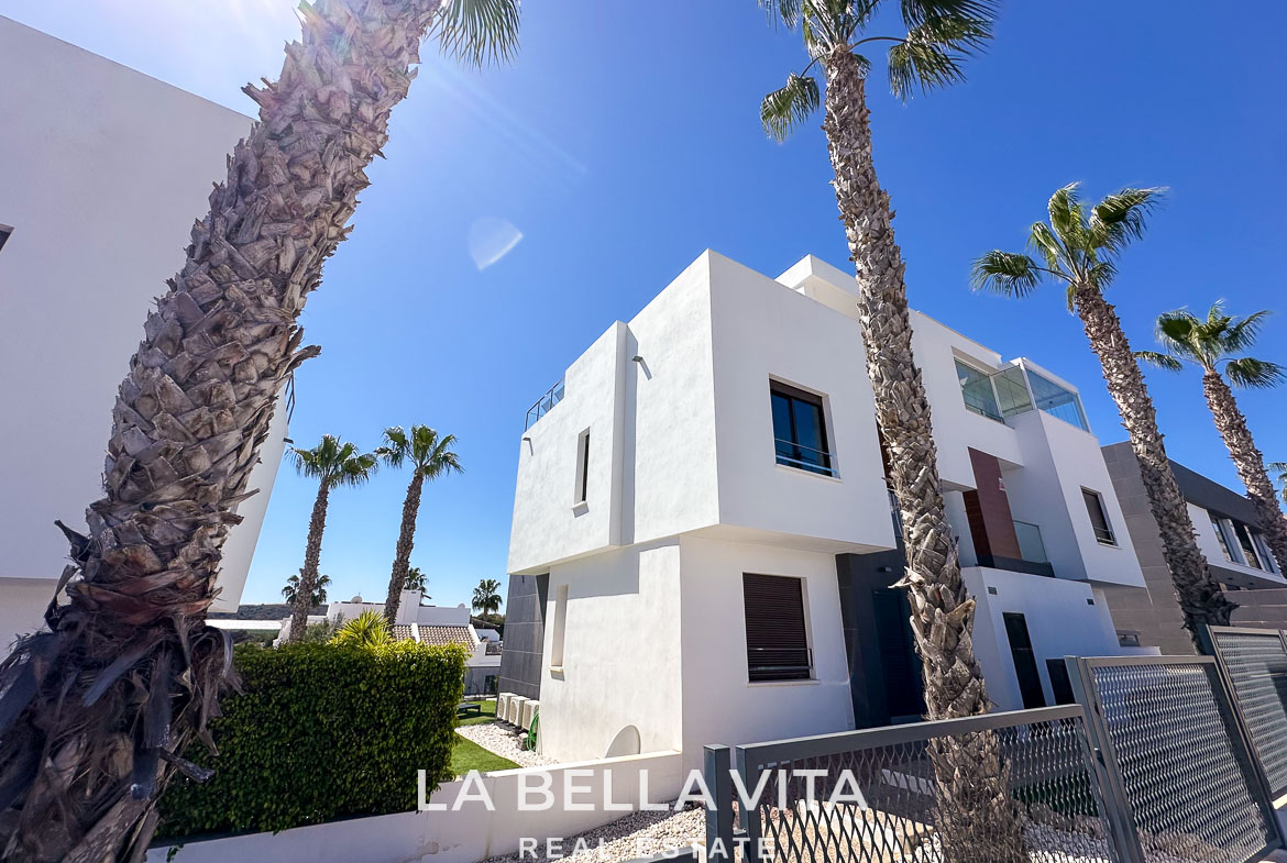 Modern Resale Penthouse Apartment with views for sale in Algorfa, La Finca Golf