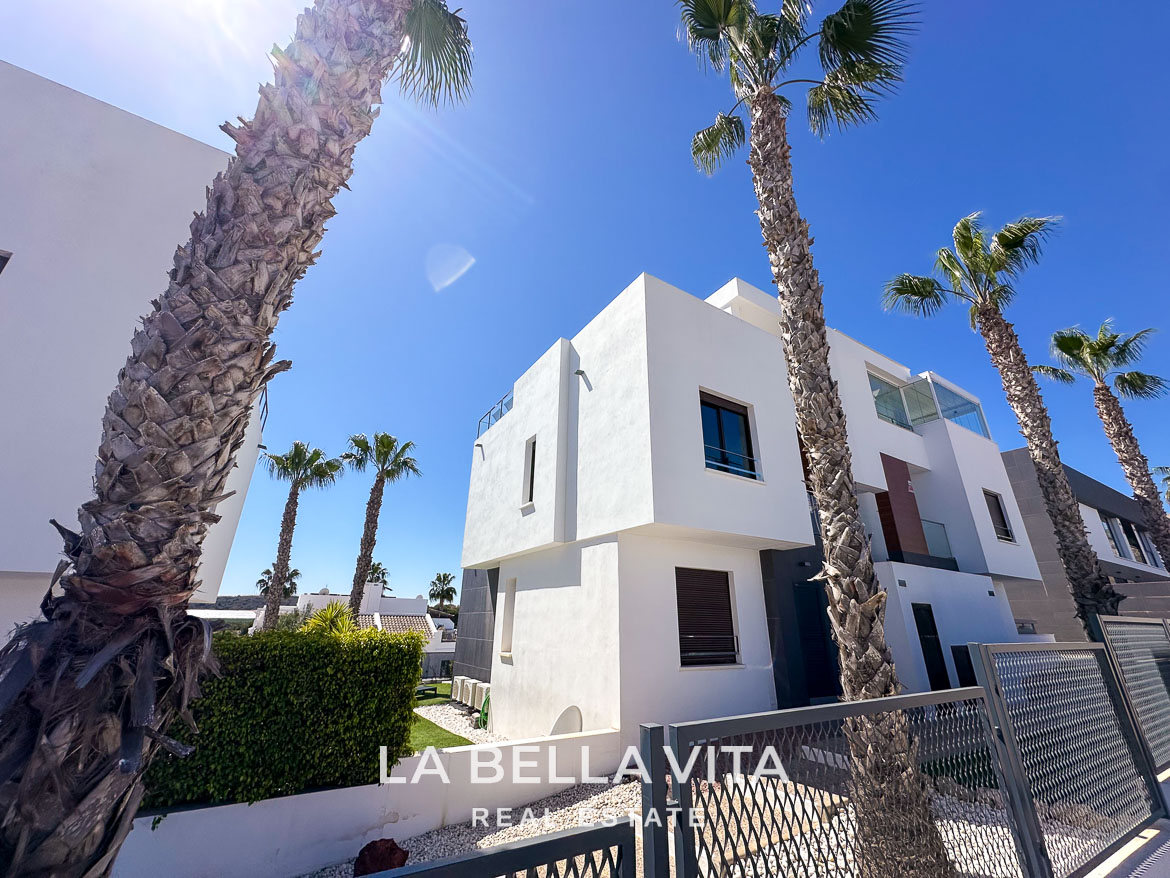 Modern Resale Penthouse Apartment with views for sale in Algorfa, La Finca Golf