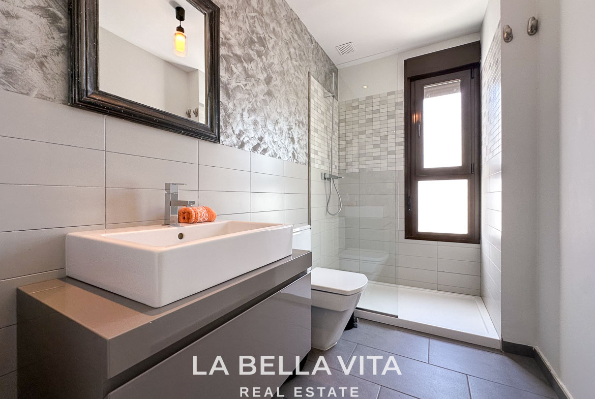 Modern Resale Penthouse Apartment with views for sale in Algorfa, La Finca Golf