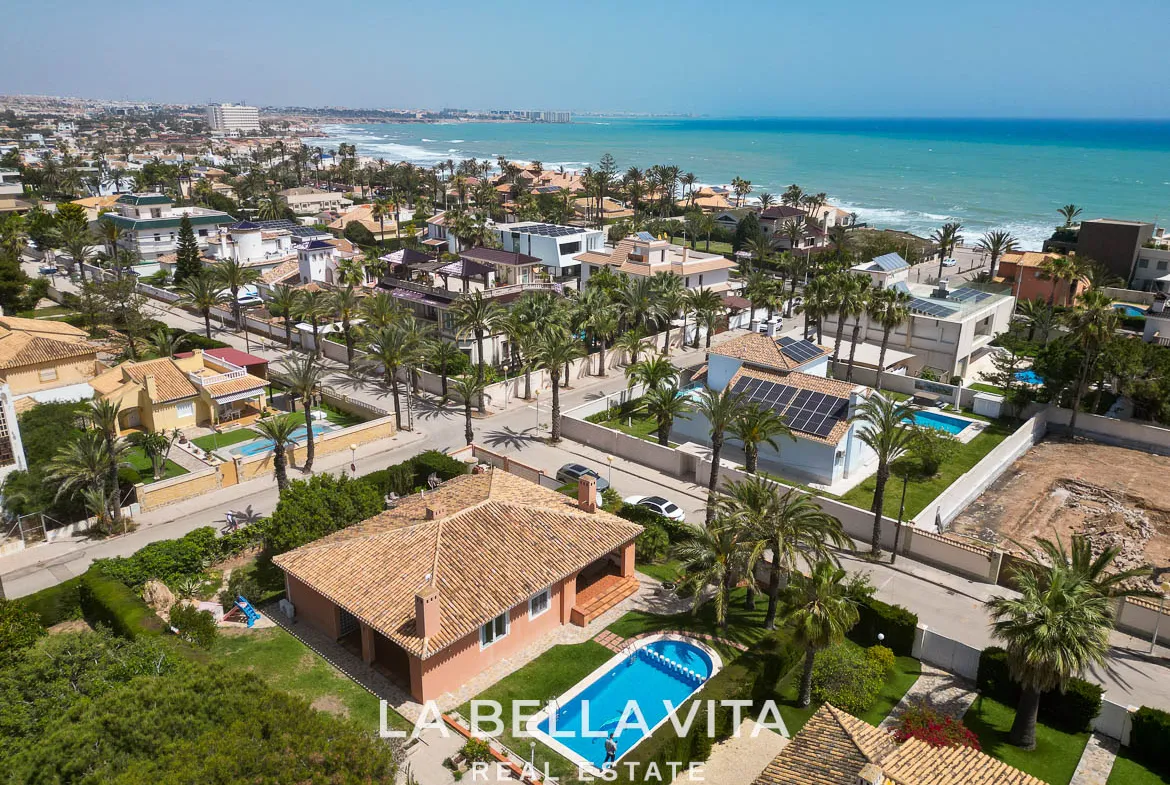 4 bedroom Beach House with private pool for sale in Cabo Roig, Orihuela Costa, Alicante